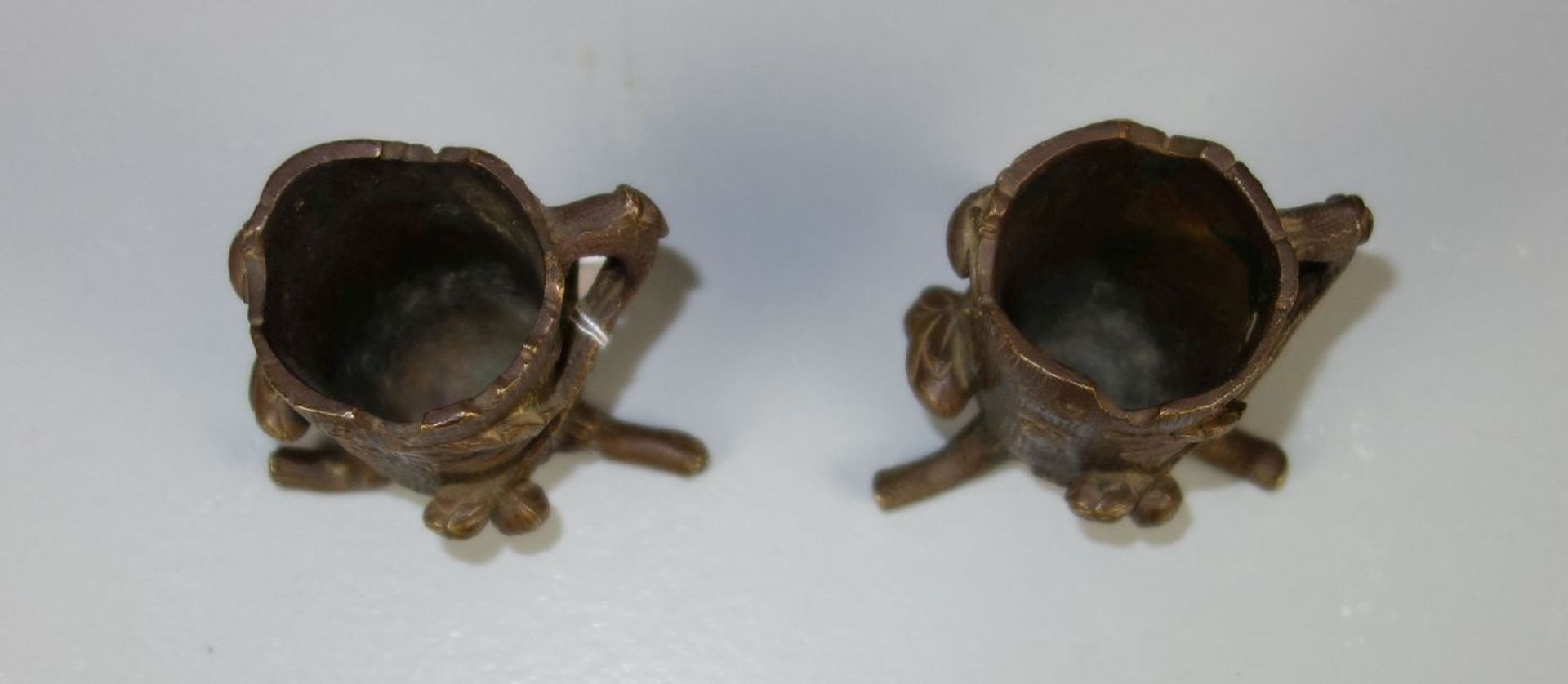 PAAR BRONZE - BECHER / KERZENHALTER in floralen Formen / pair of candlesticks, Bronze, dunkelbraun - Bild 2 aus 3