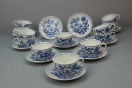 12 TEETASSEN UND 12 UNTERTASSEN / tea cups, Porzellan, Manufaktur Hutschenreuther, blaues Dekor "