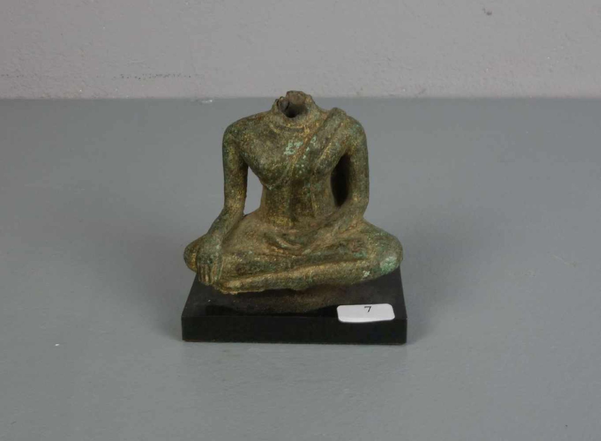 SKULPTUR / sculpture: "Buddha" / Torso, Bronze, grün patiniert mit Vergoldungsresten, montiert auf