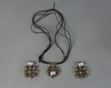 BERBER-SCHMUCK: KETTE UND ZWEI ANHÄNGER / oriental jewellery, Midelt / Marokko; Leder, Silber und