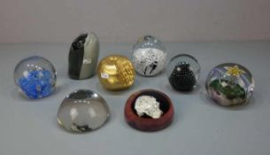 KONVOLUT VON 8 PAPERWEIGHTS / BRIEFBESCHWERERN, unterschiedliche Manufakturen, Formen, Größen und