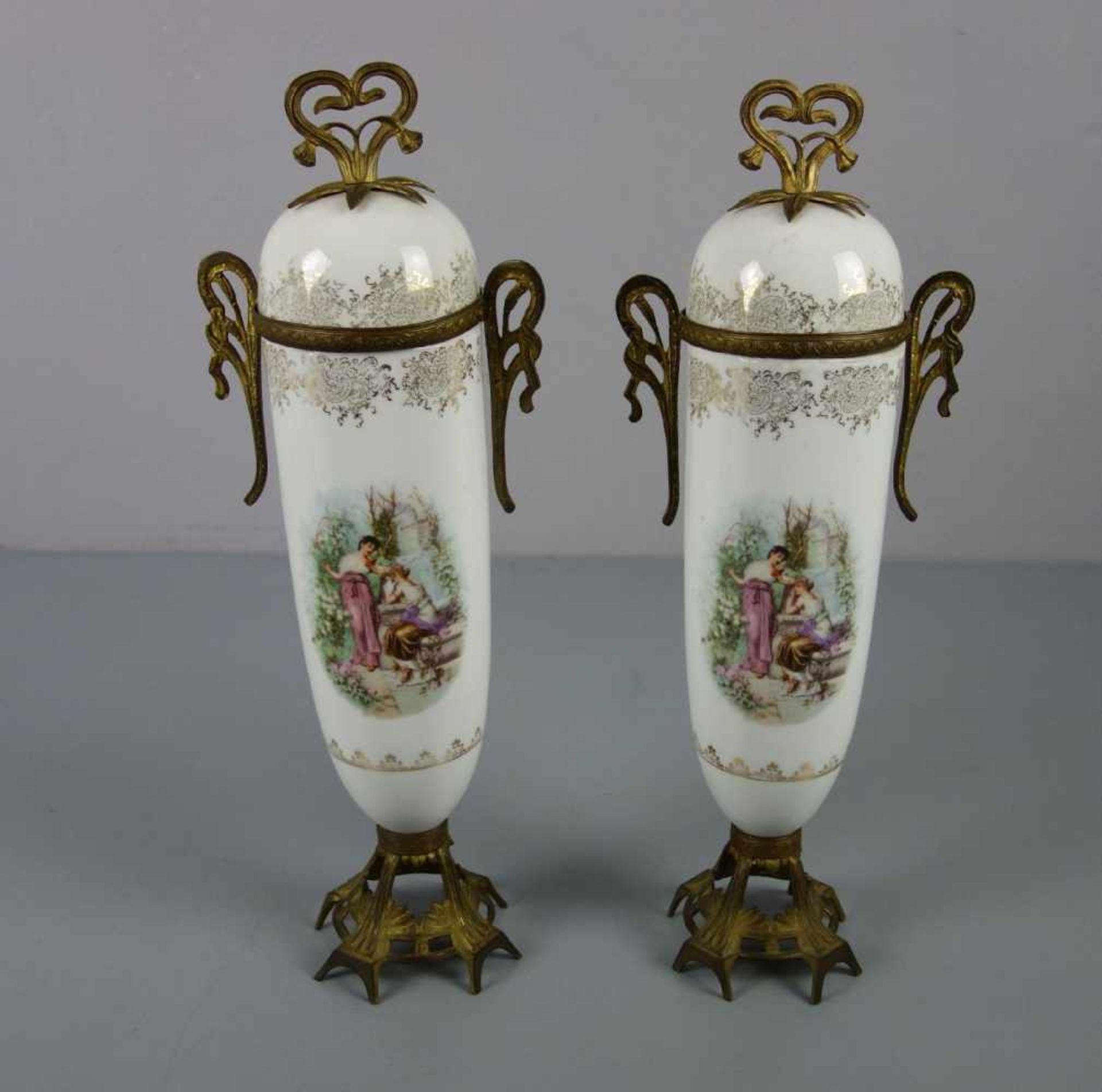 VASENPAAR / PAAR DECKELVASEN / pair of vases, um 1900, Porzellan mit Metallmonturen (bronzierter - Image 3 of 4