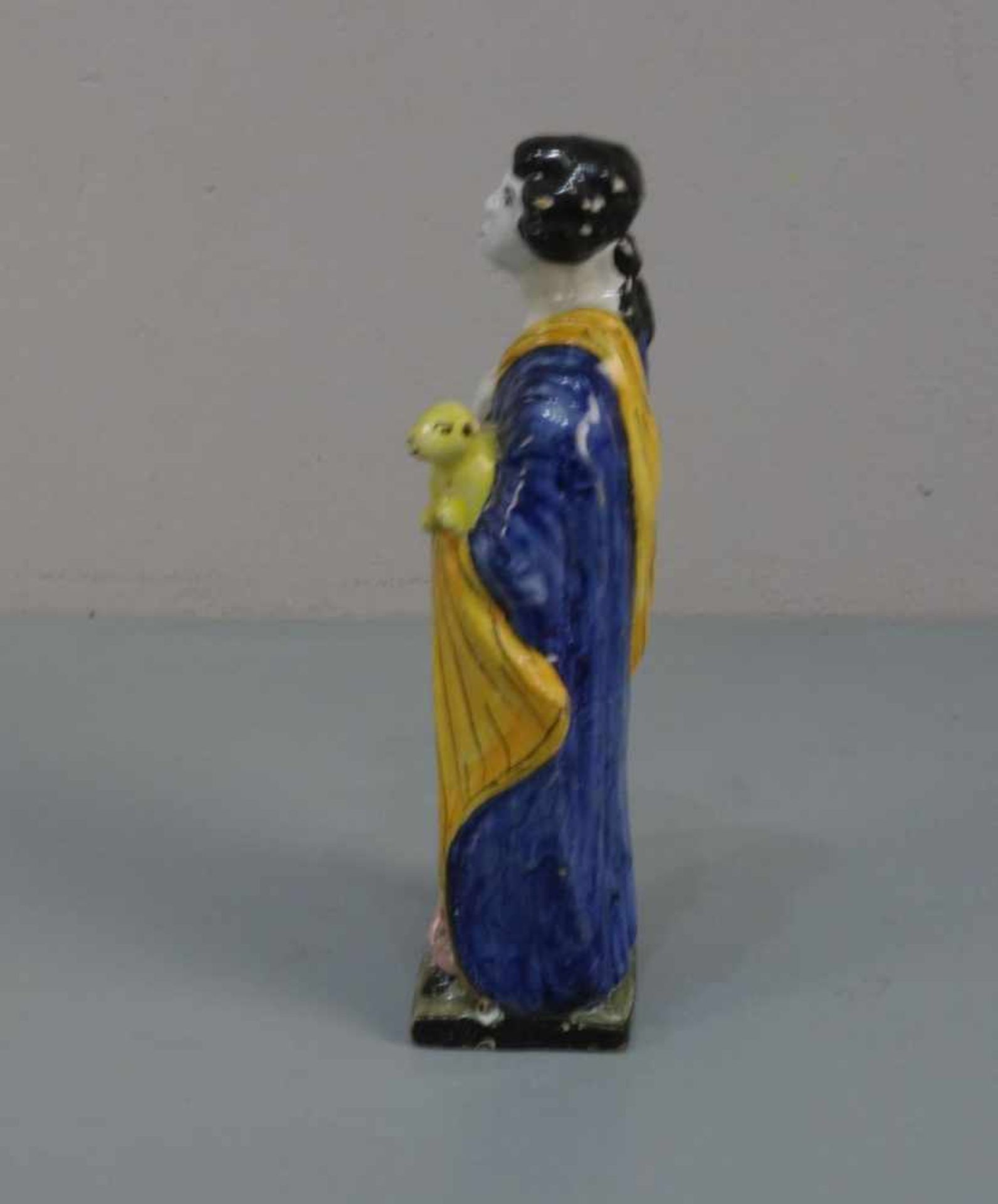 FIGUR "Frau mit Tier", Fayence, unter dem Stand gemarkt "LPK" - De Porceleyne Lampetkan, Delft / - Image 4 of 5