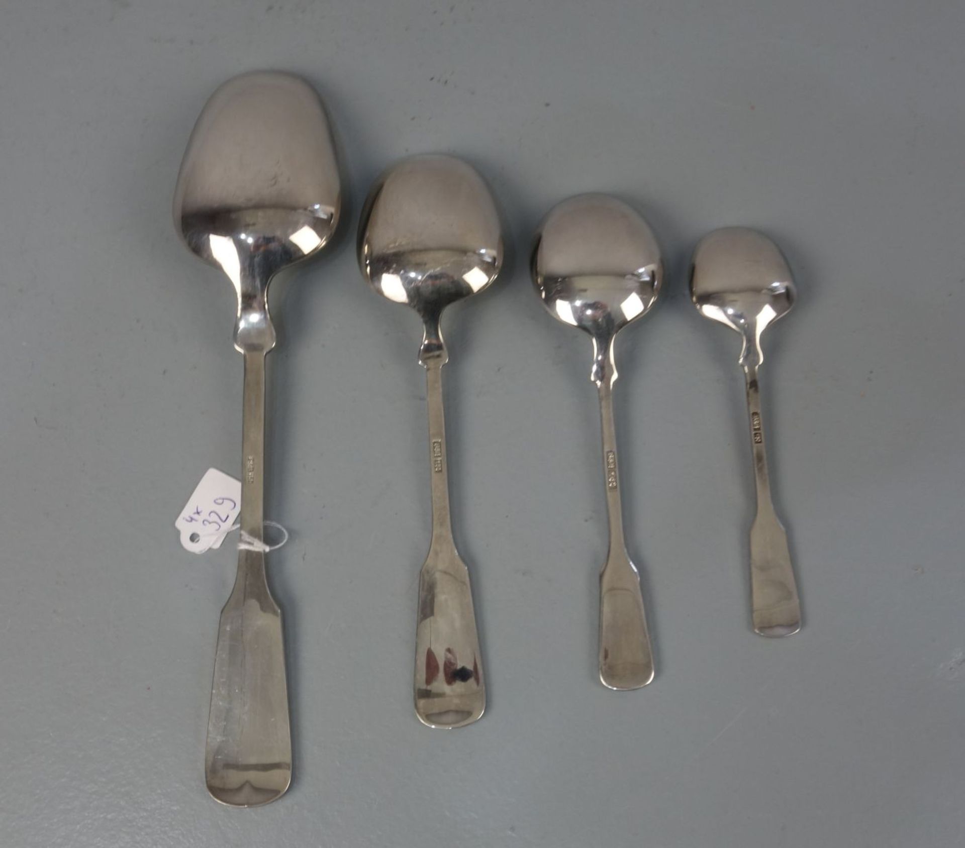 KONVOLUT VORLEGEBESTECK: 4 VORLEGELÖFFEL / serving cutlery, 20. Jh., versilbertes Metall / 150er - Bild 2 aus 3