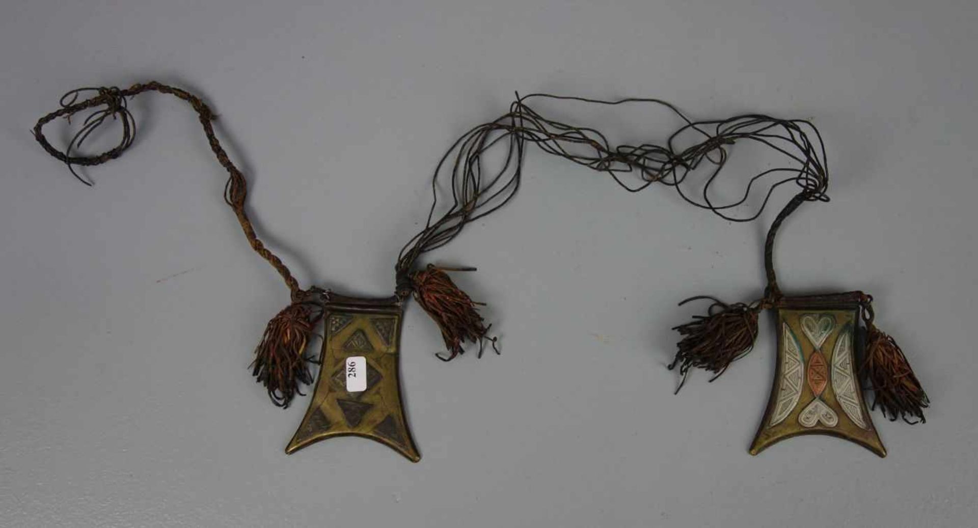 BERBER-SCHMUCK: PAAR AMULETTE MIT LEDERKETTE / oriental amulets, Marokko, 20. Jh. Zwei Metall-