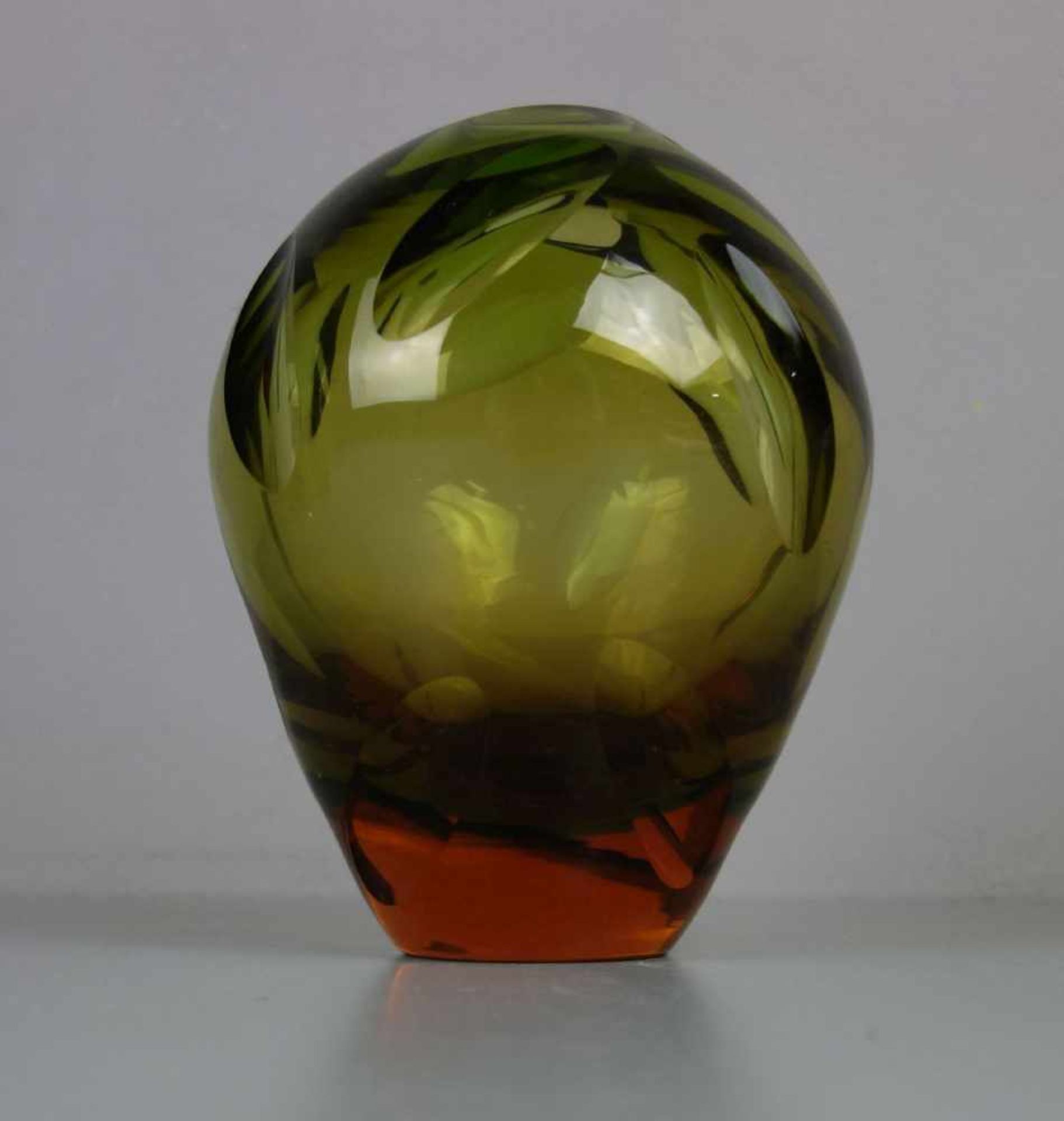 MURANO - GLASVASE, dickwandiges farbloses Glas, orange und grün unterfangen, 1960er /1970er Jahre. - Image 4 of 4