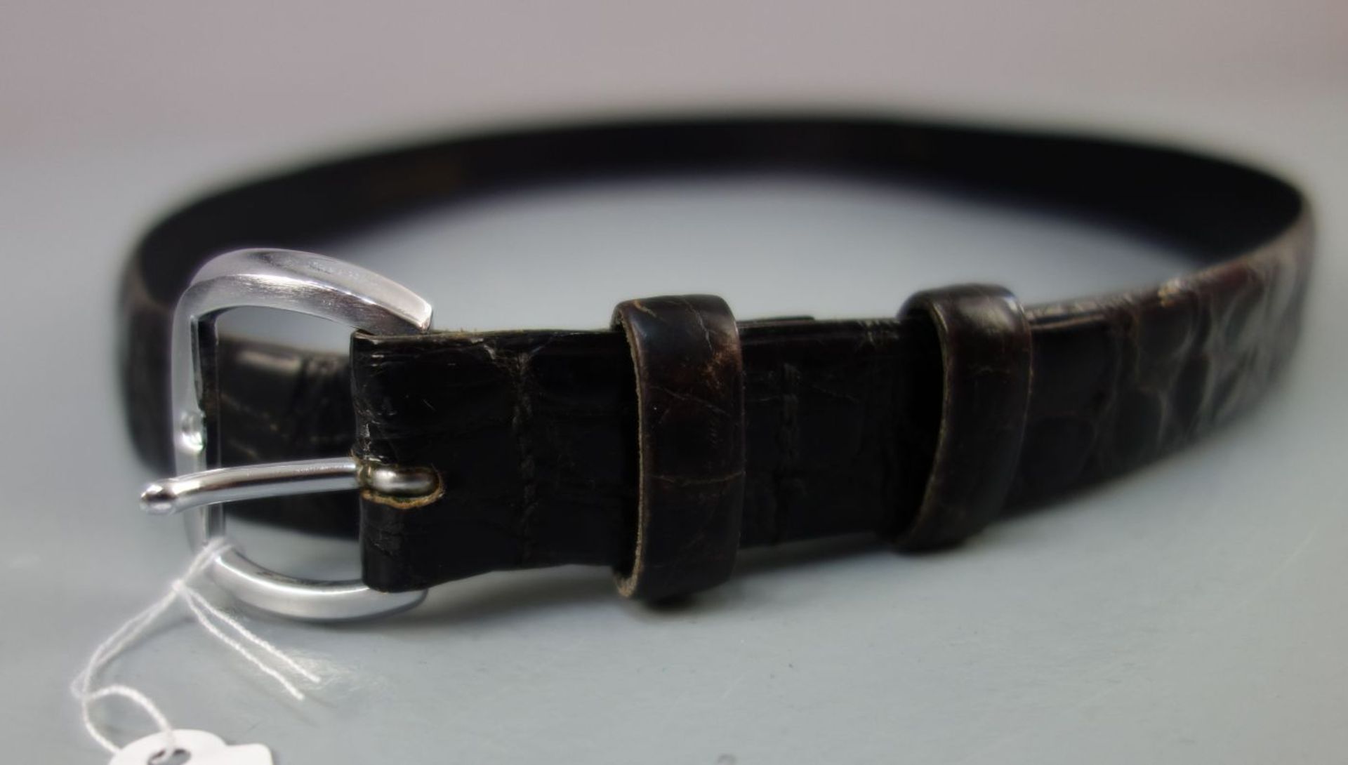 SCHWARZER KROKO-LEDERGÜRTEL / leather belt, bez. "Made in Italy / c. wirschke". Schmaler - Image 4 of 5