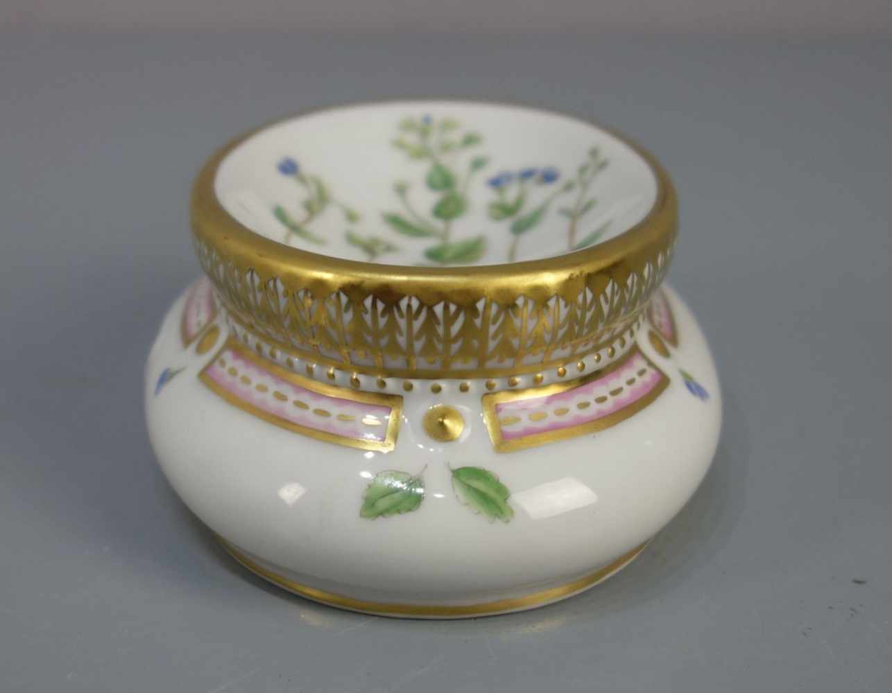 SCHALE / SALIÈRE AUS DEM SERVICE "FLORA DANICA", Porzellan, Manufaktur Royal Copenhagen, Motiv: " - Image 4 of 6