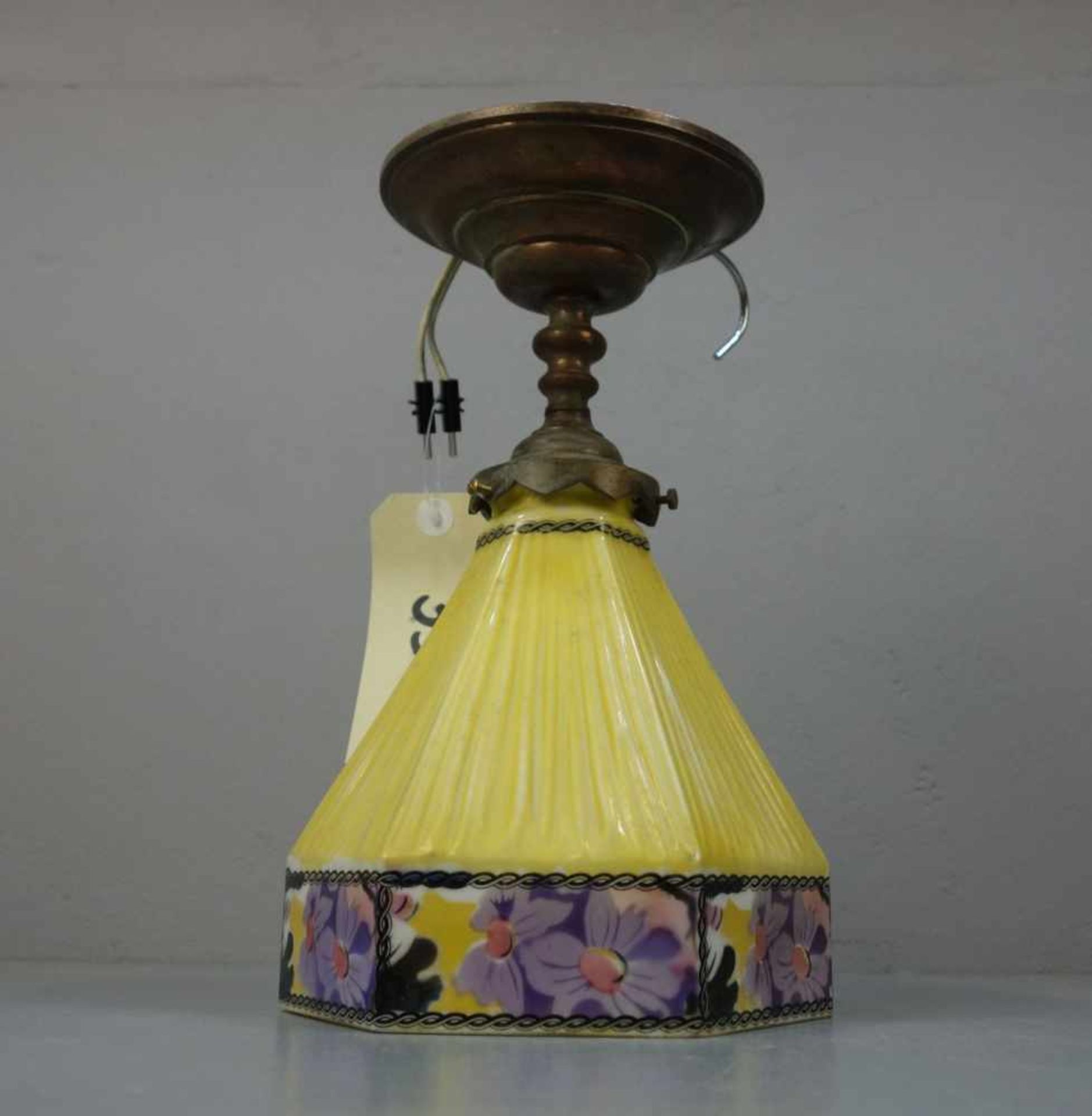 JUGENDSTIL LAMPE / DECKENLAMPE / art nouveau lamp, um 1900. Aufgewölbte und profilierte Bronzekuppel - Bild 2 aus 3