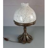 GROSSE TISCHLAMPE / table lamp, bronziertes Schmiedeeisen, partiell grün patiniert. Runder und