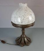 GROSSE TISCHLAMPE / table lamp, bronziertes Schmiedeeisen, partiell grün patiniert. Runder und