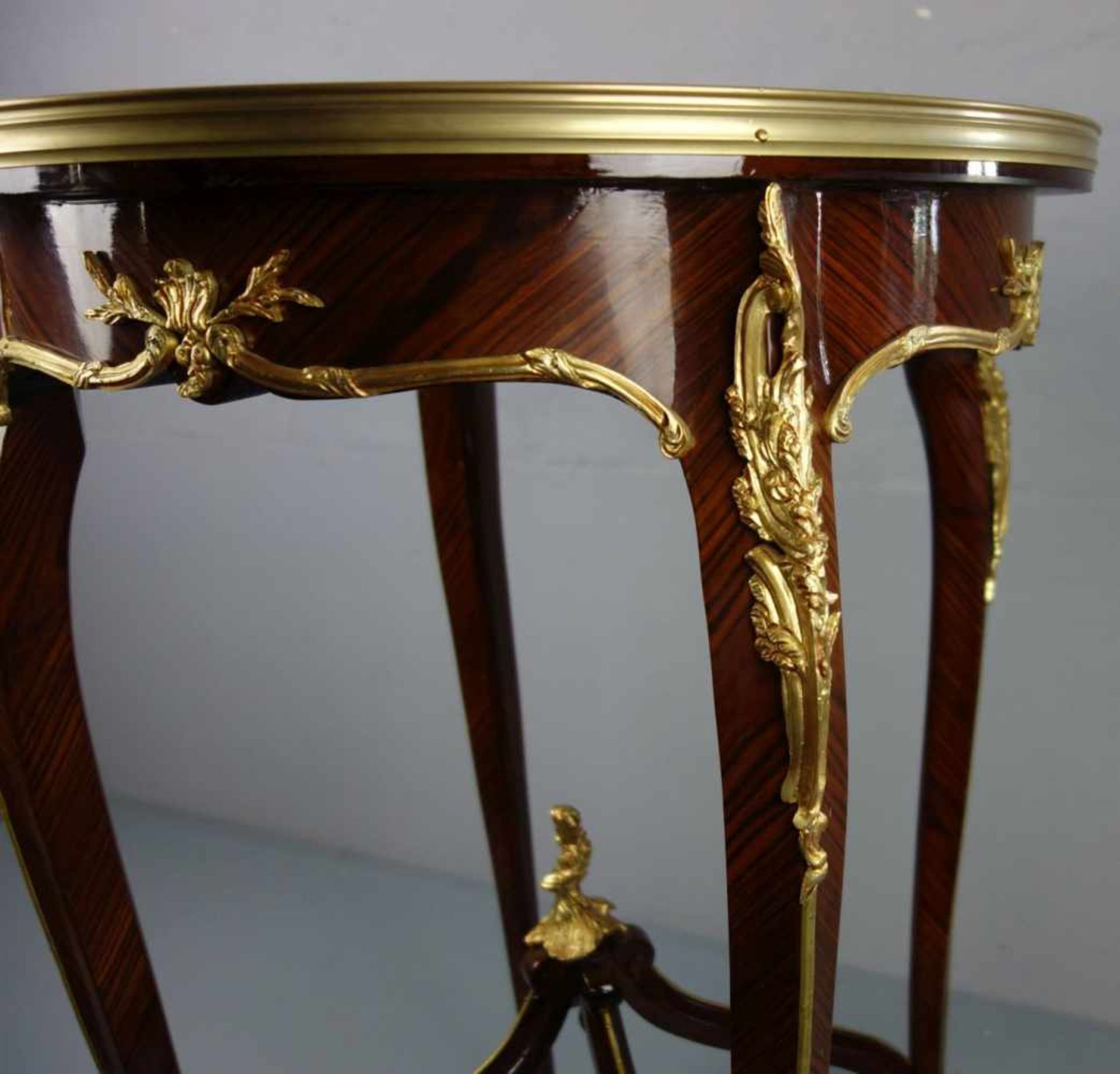 TISCH / BEISTELLTISCH / SALONTISCH IM LOUIS XVI - STIL / table. Runder und gespiegelt furnierter - Image 5 of 5