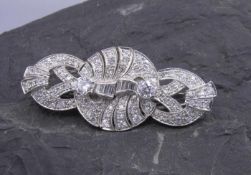 ART DÉCO - BROSCHE / DOPPELCLIP - BROSCHE / brooch, Platin mit reichem Brillantbesatz in