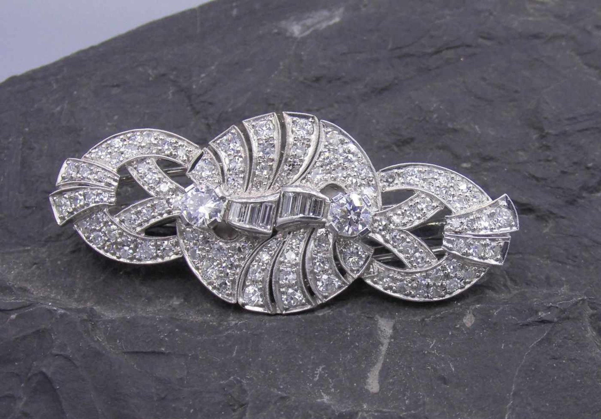 ART DÉCO - BROSCHE / DOPPELCLIP - BROSCHE / brooch, Platin mit reichem Brillantbesatz in