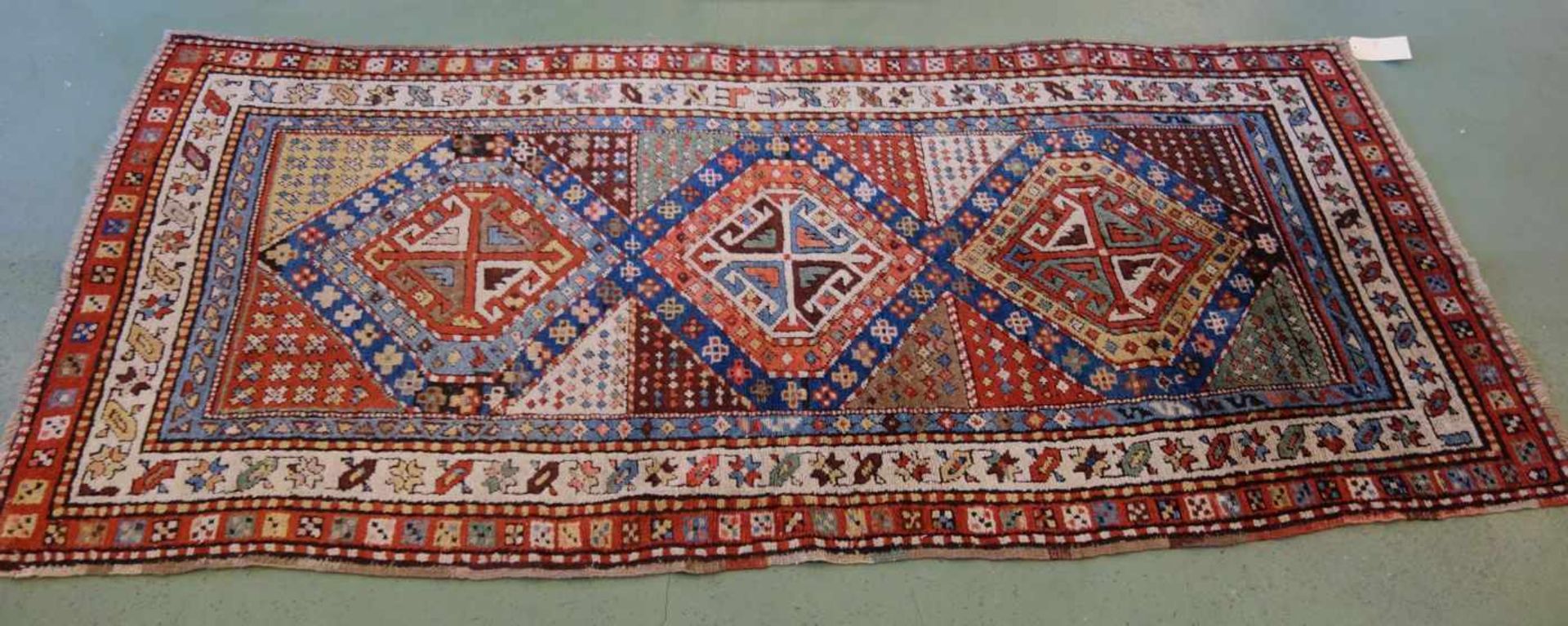 KAUKASISCHER MEDAILLONTEPPICH / carpet, wohl 19. Jh., Kaukasus / Schulaver-Kasak (Schulaver- - Image 2 of 13