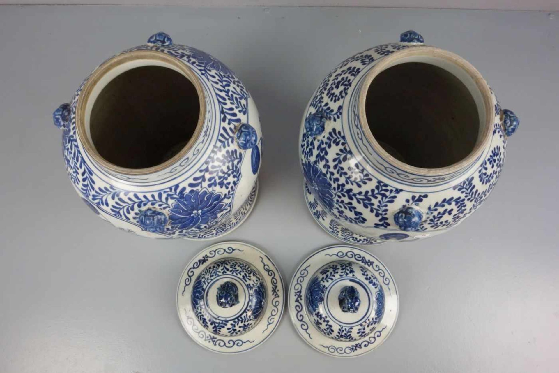 PAAR CHINESISCHE DECKELVASEN / pair of chinese vases, late Qing dynasty, Porzellan (ungemarkt), - Image 2 of 5