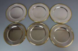 6 PLATZTELLER / charger plates, versilbertes Metall mit goldfarbenem Profilrand; runde Form mit