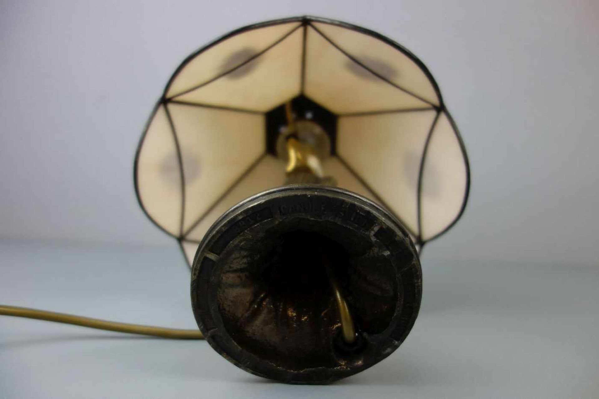 KLEINE TISCHLAMPE / small table lamp, 20. Jh., bronzierter Zinkguss mit Schirm aus - Image 4 of 4