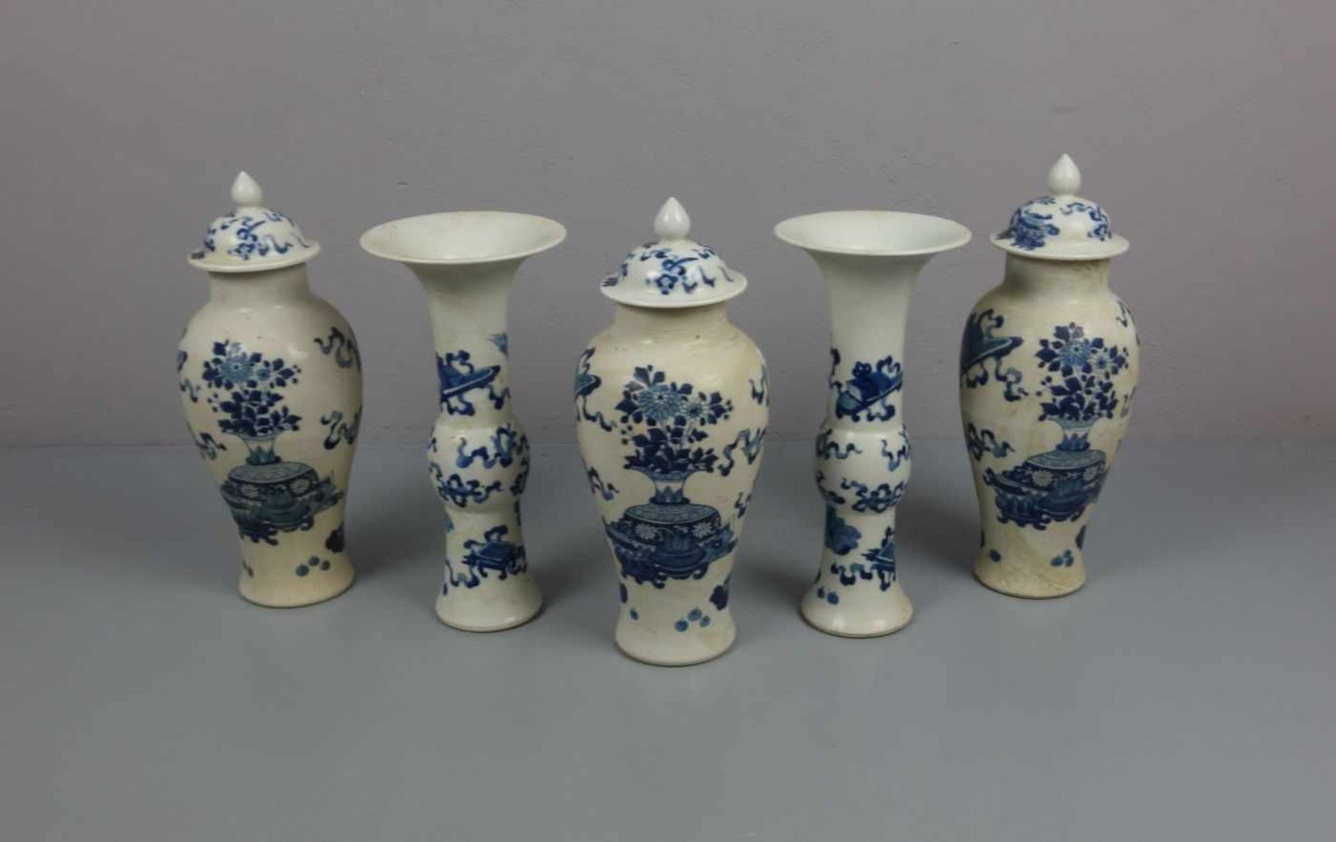 SET VON 5 CHINESISCHEN VASEN / set of 5 chinese vases, Porzellan, China, ungemarkt. Weißgraue Glasur - Image 3 of 5