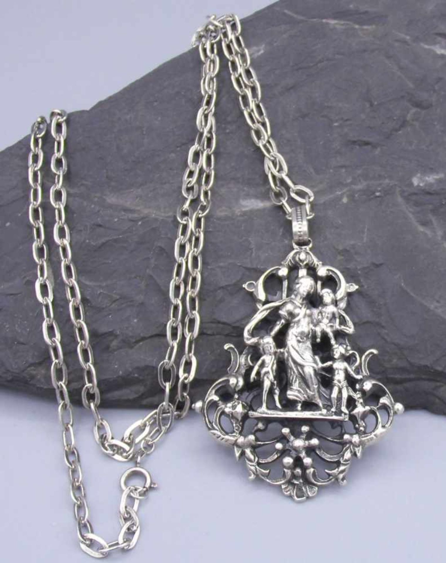FIGÜRLICHER ANHÄNGER an Kette / pendant and necklace: "Frau mit Kindern", 800er Silber (insgesamt