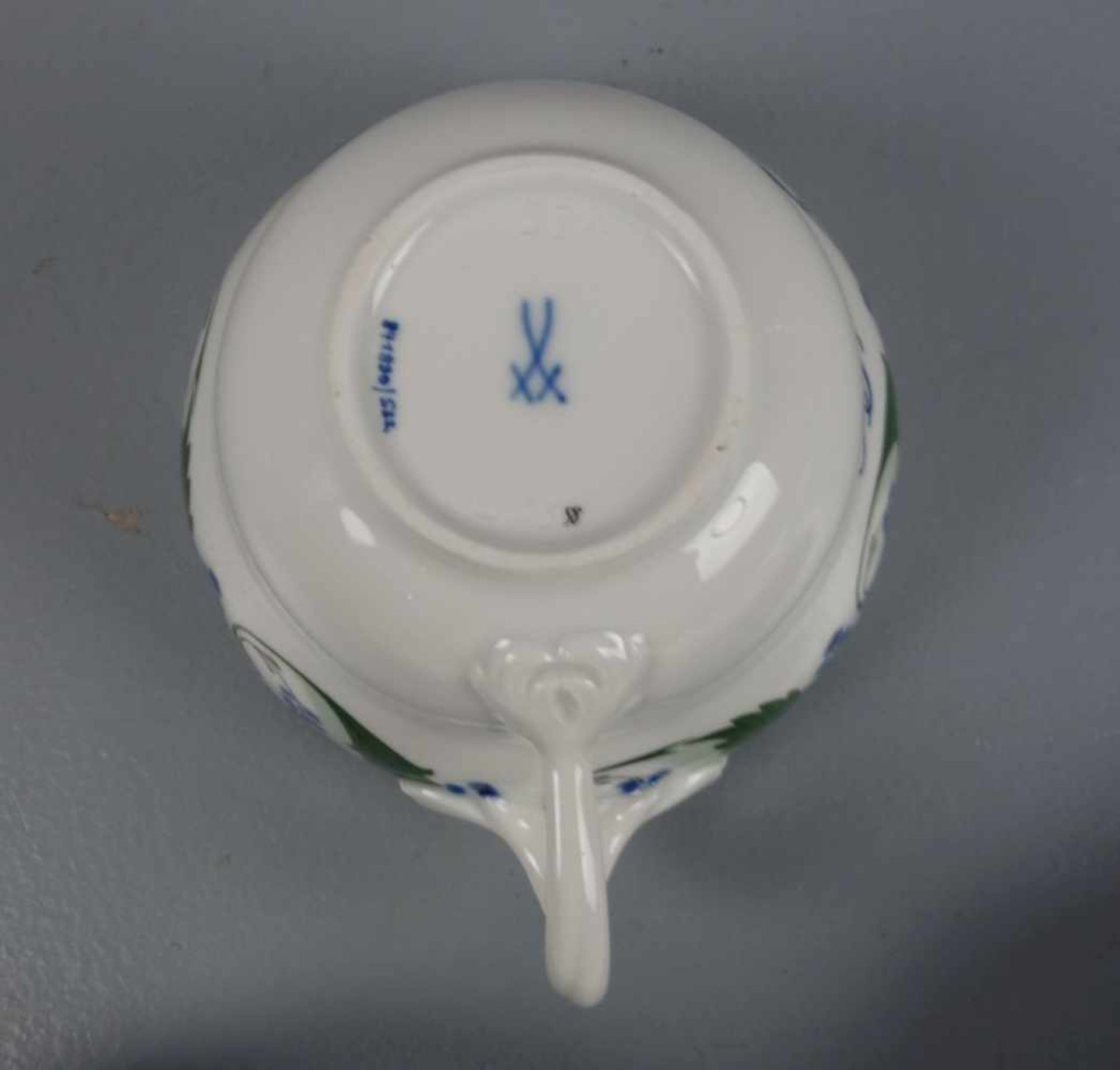 MEISSEN - GEDECK mit stilisiertem Blaubeerdekor: Tasse, Untertasse und Teller / cup, saucer and - Image 2 of 4