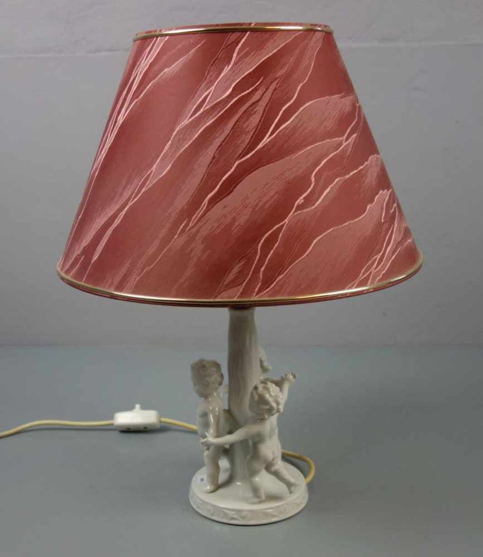 FIGÜRLICHE LAMPE / TISCHLAMPE "DER REIGEN" / table lamp, Weissporzellan (ungemarkt), einflammig - Image 4 of 4
