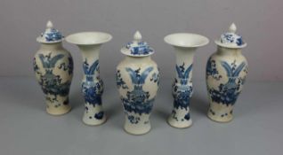SET VON 5 CHINESISCHEN VASEN / set of 5 chinese vases, Porzellan, China, ungemarkt. Weißgraue Glasur