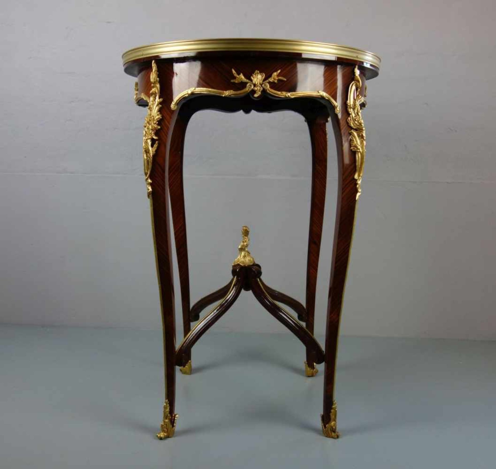 TISCH / BEISTELLTISCH / SALONTISCH IM LOUIS XVI - STIL / table. Runder und gespiegelt furnierter - Image 4 of 5