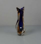 VASE, 20. Jh., wohl Murano / Italien, unter dem Stand mit unleserlichem Klebeetikett. Klarglas mit