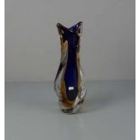 VASE, 20. Jh., wohl Murano / Italien, unter dem Stand mit unleserlichem Klebeetikett. Klarglas mit