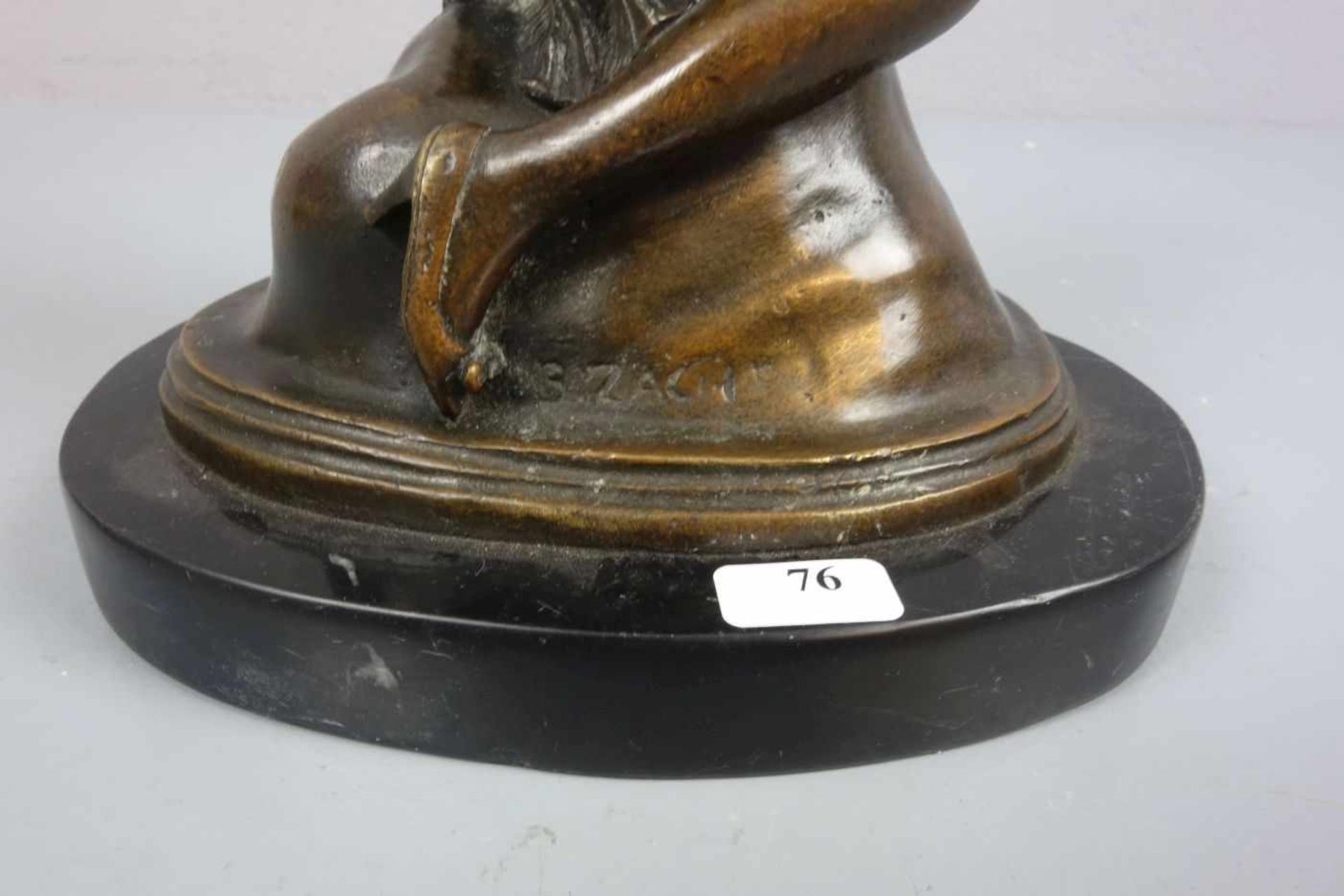 ZACH, BRUNO (1891-1945), erotische Skulptur / erotic sculpture: "Junge Frau, einen Phallus - Bild 5 aus 5