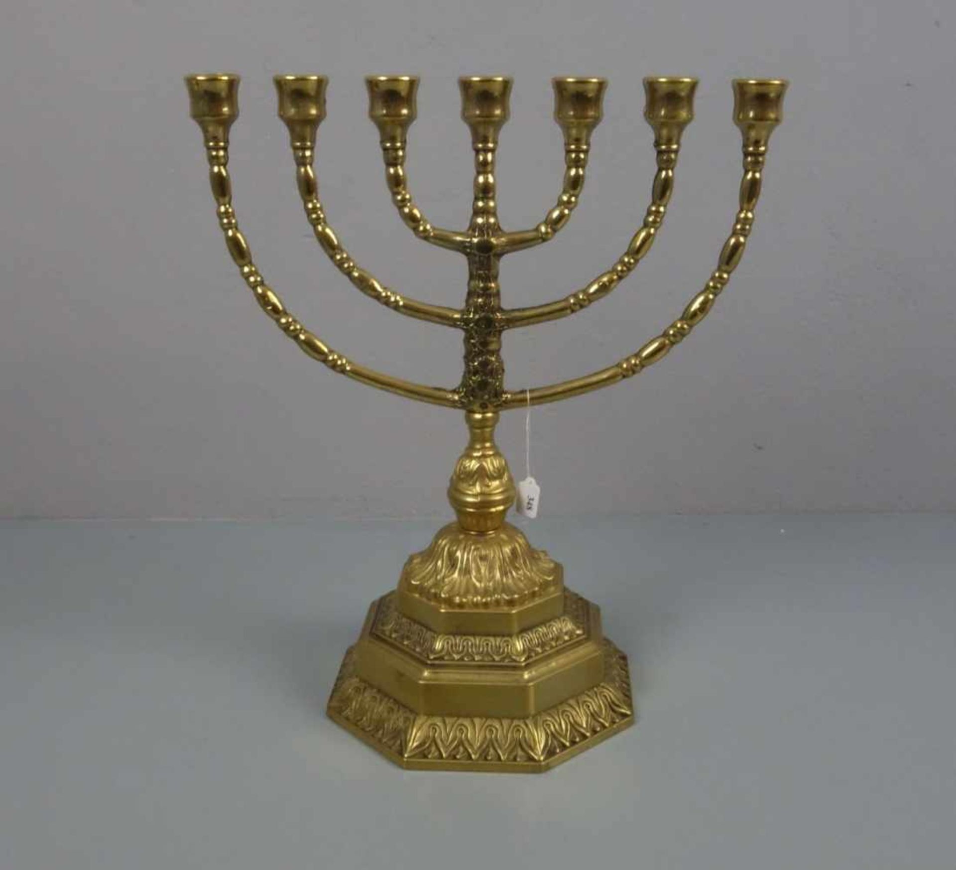 JÜDISCHER KERZENLEUCHTER / MENORAH, Messing. Chanukka - Leuchter. Oktagonaler und profiliert-