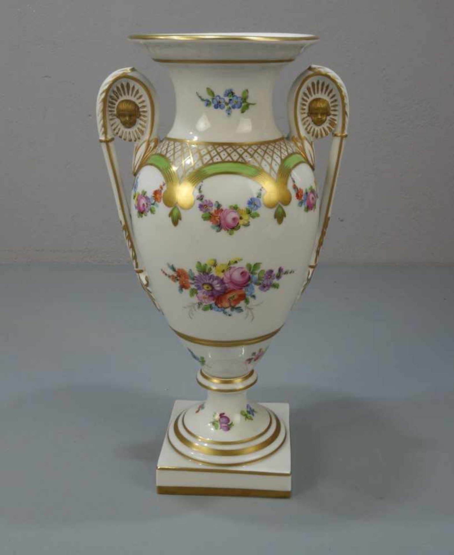 VASE in antikisierender Formensprache / porcelain vase, Porzellan, Sächsische Porzellanfabrik von - Bild 3 aus 5