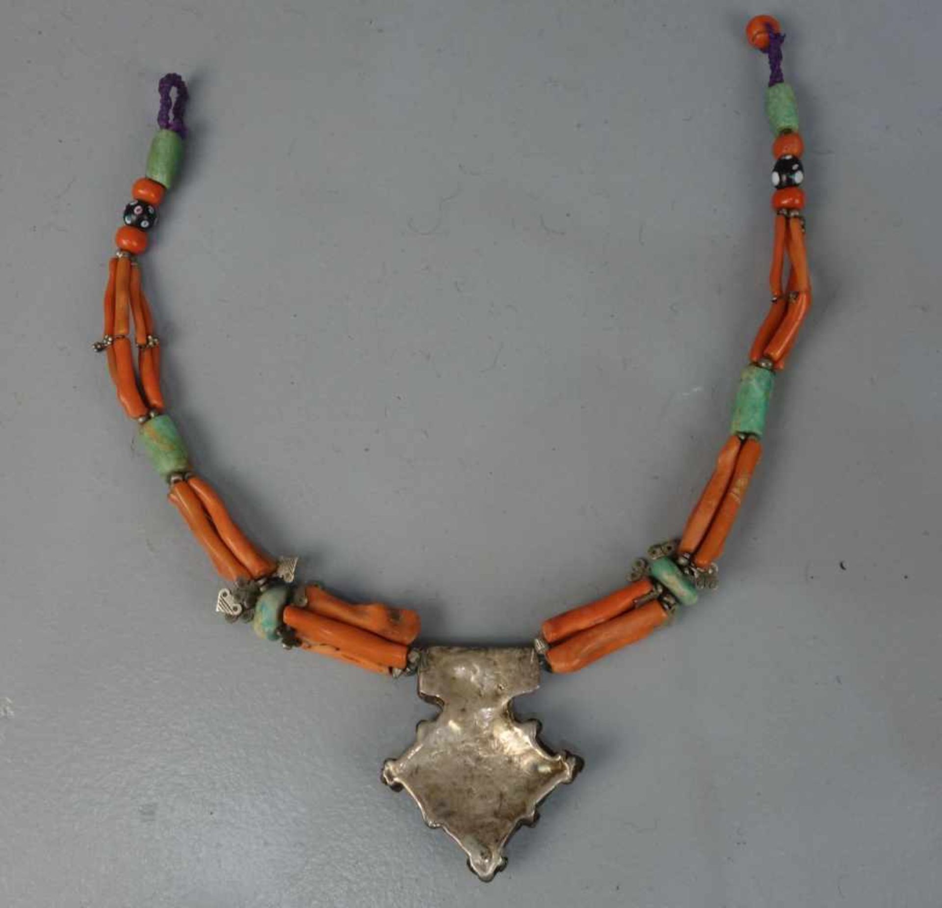 BERBER-SCHMUCK: HALSKETTE / oriental necklace, Taliouline / Marokko. Bernstein, Muscheln, Koralle - Image 2 of 2