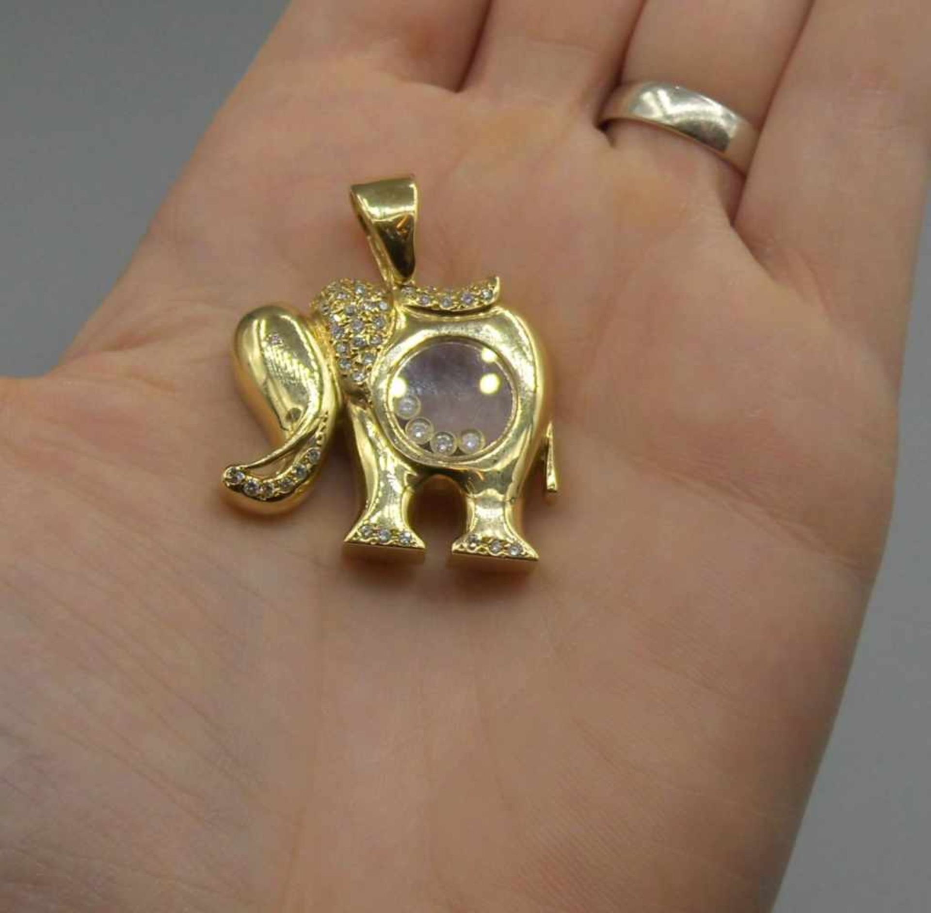 FIGÜRLICHER ANHÄNGER "ELEFANT" in 750er Gelbgoldfassung (28,2 g), im Zentrum hinter Glas vier - Bild 4 aus 4