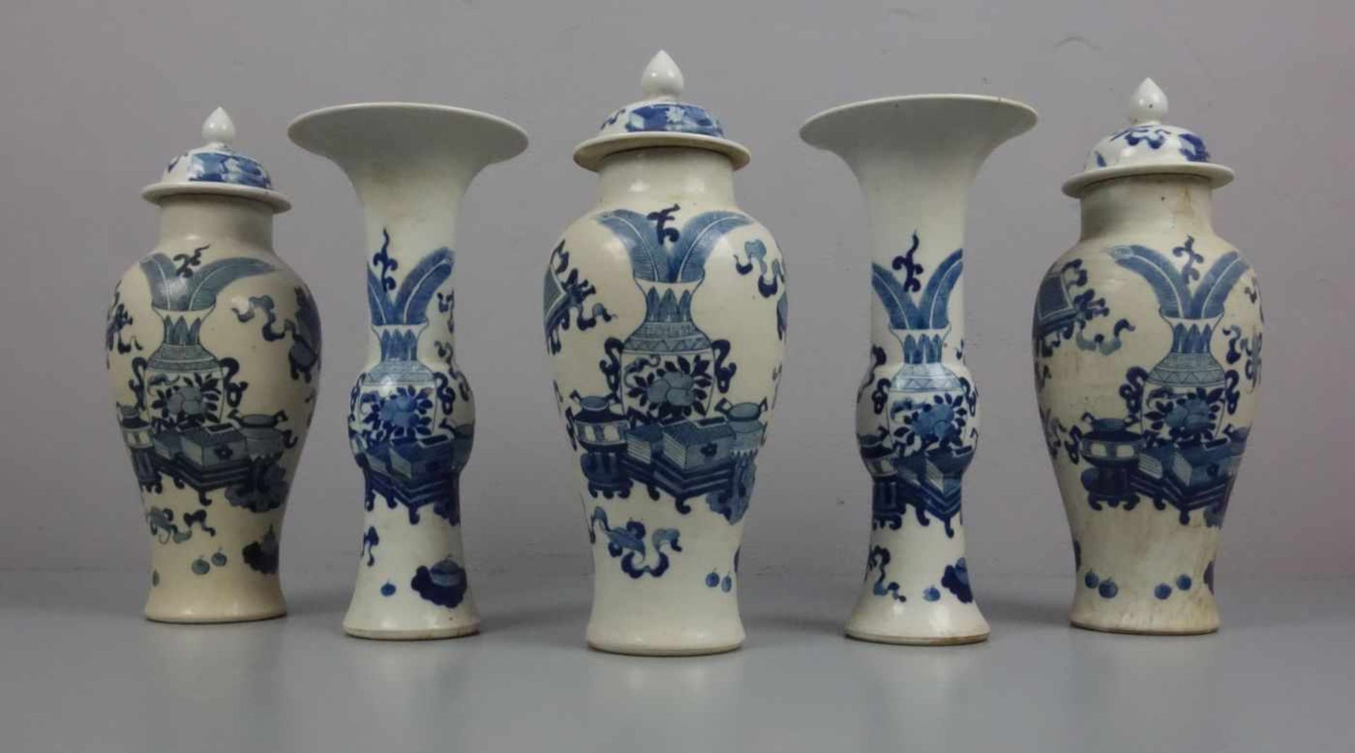SET VON 5 CHINESISCHEN VASEN / set of 5 chinese vases, Porzellan, China, ungemarkt. Weißgraue Glasur - Image 2 of 5