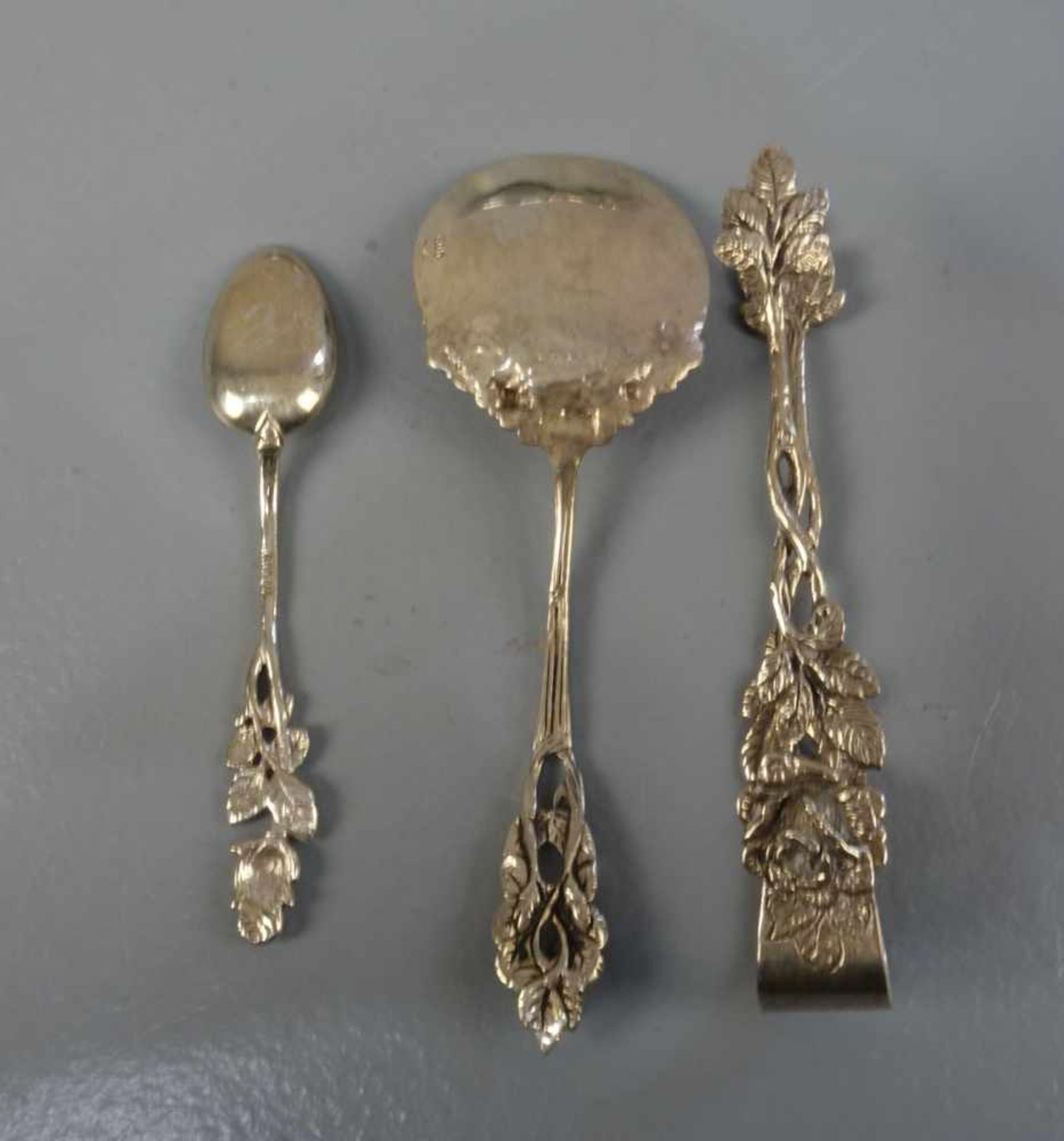 KONVOLUT VORLEGEBESTECK - 3 TEILE / silver serving cutlery - small spoon, sugar tong, serving spoon. - Bild 2 aus 3