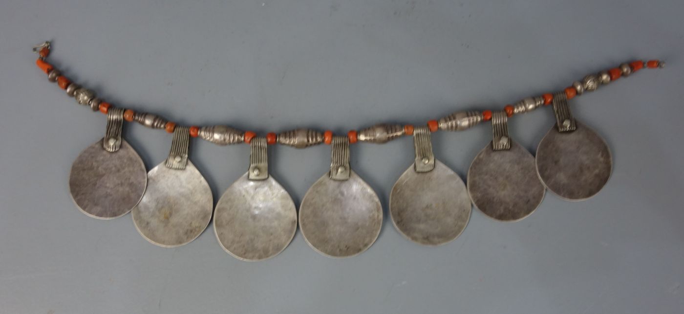 BERBER-SCHMUCK: KETTE / COLLIER / oriental necklace, Tiguit / Marokko, Silber und Koralle (insgesamt - Bild 2 aus 2