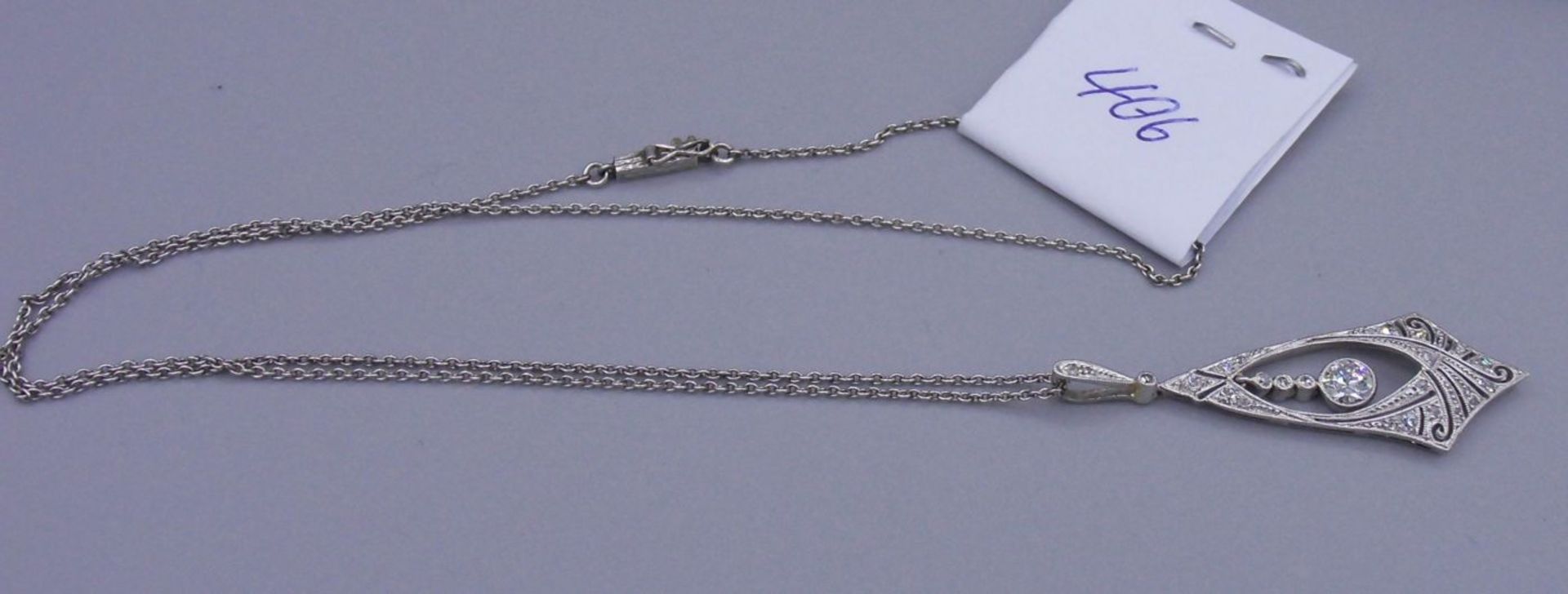 ART DÉCO - ANHÄNGER und KETTE / pendant and necklace, Platin (insgesamt 4,1 g). Durchbrochener - Bild 2 aus 5
