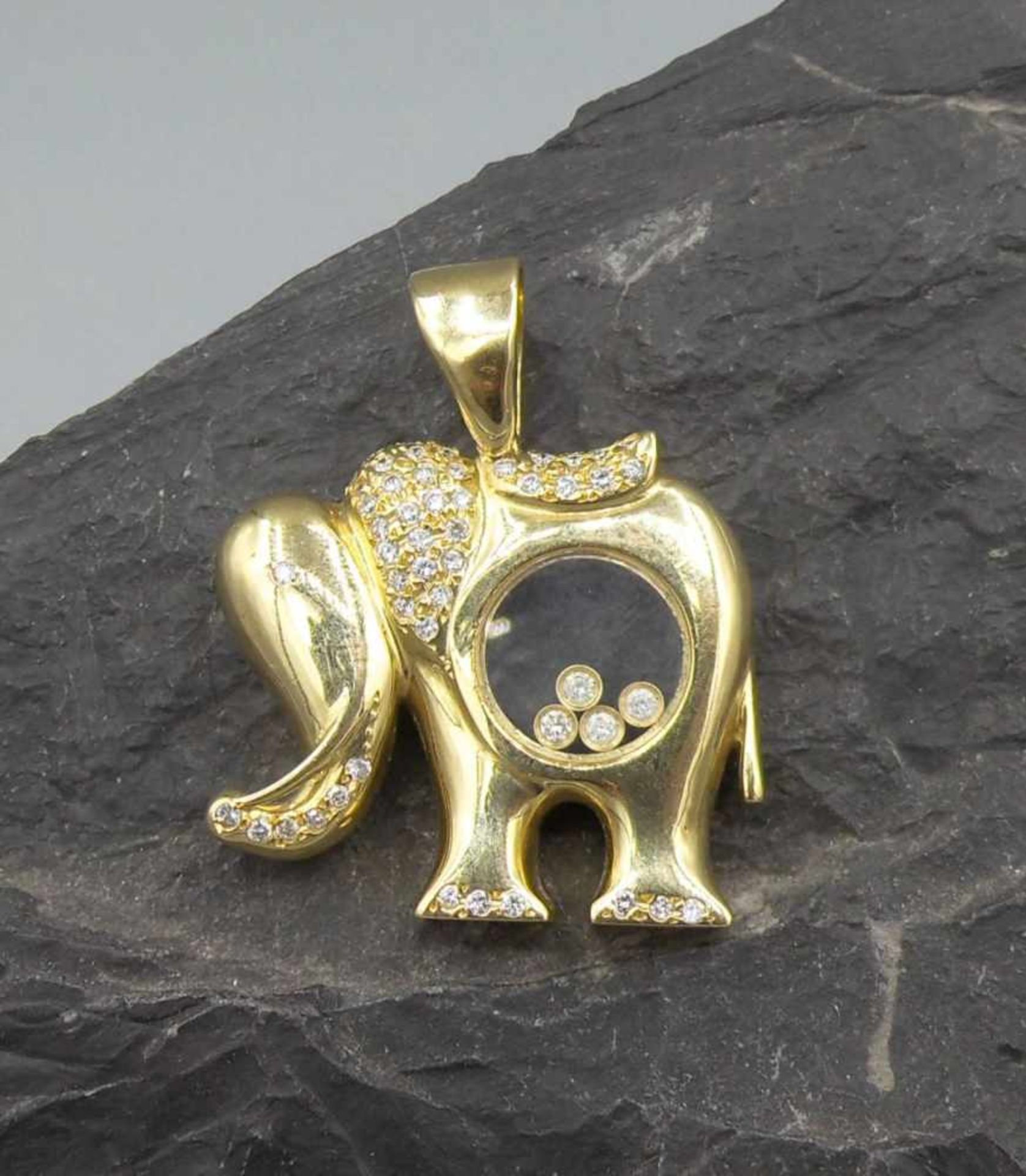 FIGÜRLICHER ANHÄNGER "ELEFANT" in 750er Gelbgoldfassung (28,2 g), im Zentrum hinter Glas vier