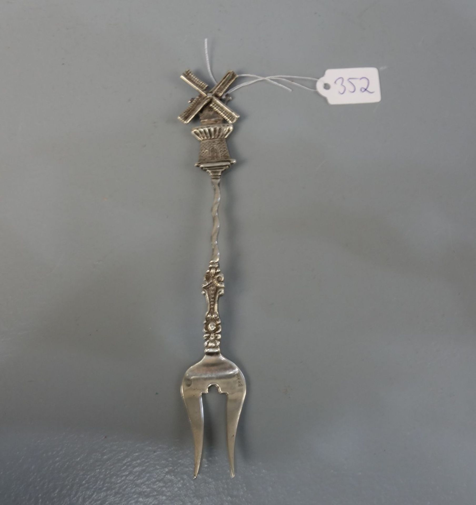 VORLEGEBESTECK: VORLEGEGABEL / silver serving fork, 20. Jh., Norwegen, 830er Silber, 23 Gramm.