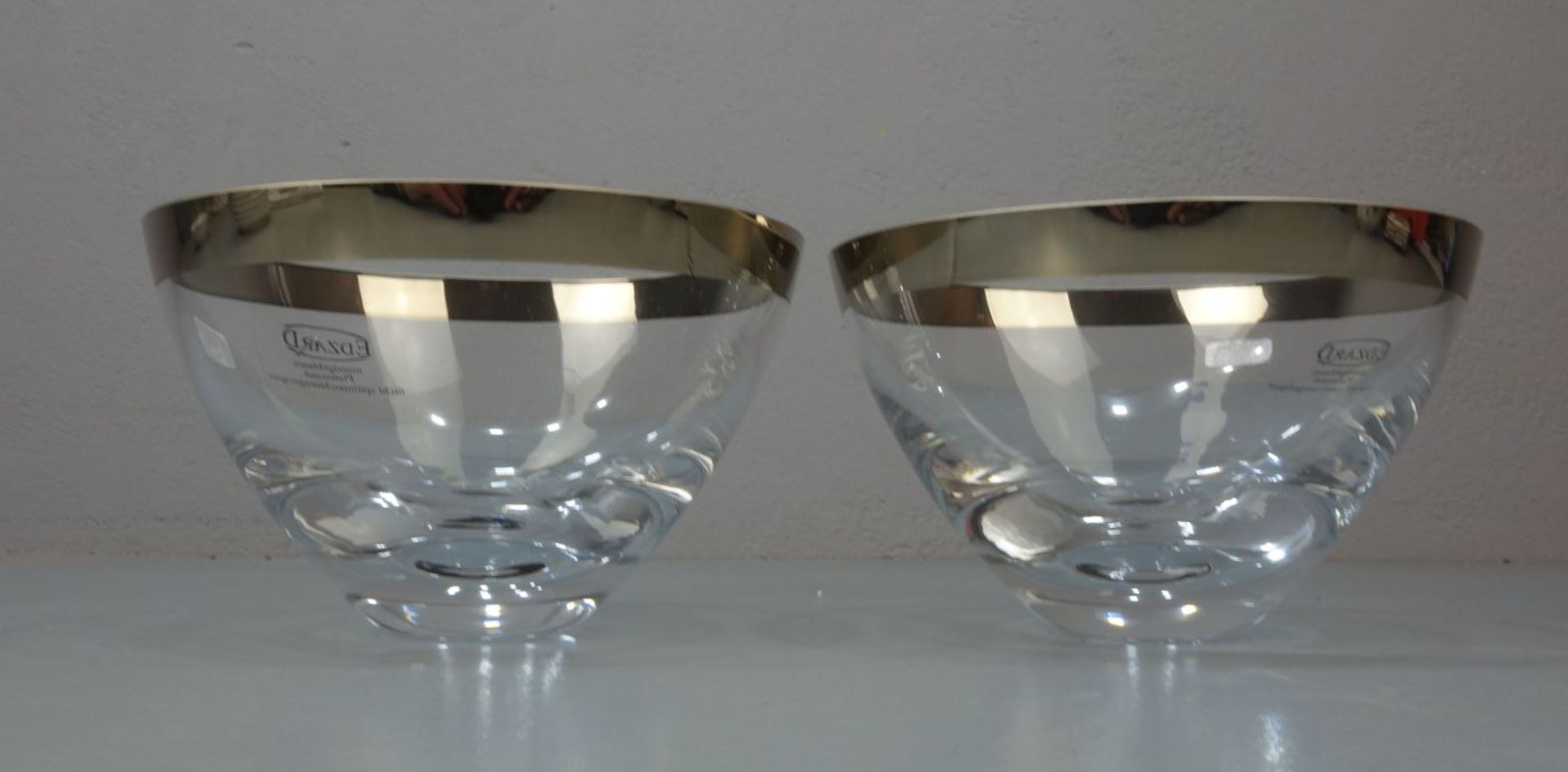 PAAR GLAS-SCHALEN / glass-bowls, mundgeblasen, Manufaktur Edzard. Zwei Glasschalen in halbrunder - Image 2 of 3