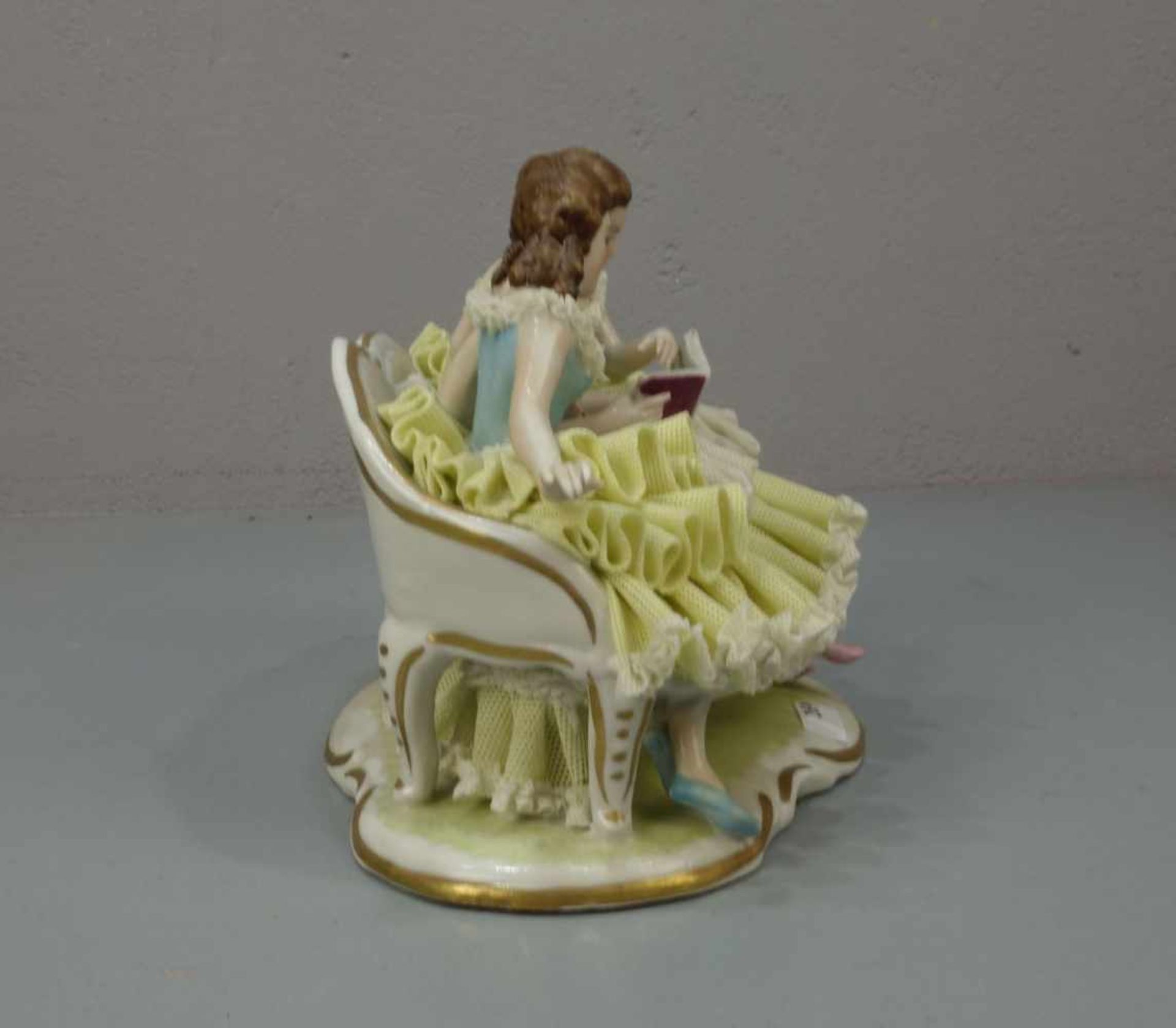 FIGURENGRUPPE: "Lesende Frauen" / porcelain figures, Porzellan, unbekannte Manufakturmarke "D" unter - Image 2 of 5