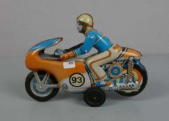 BLECHSPIELZEUG: "MOTORRADFAHRER", tin toy "cycler". Farbig gefasstes Blechspielzeug, gemarkt "DMI,