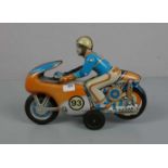 BLECHSPIELZEUG: "MOTORRADFAHRER", tin toy "cycler". Farbig gefasstes Blechspielzeug, gemarkt "DMI,