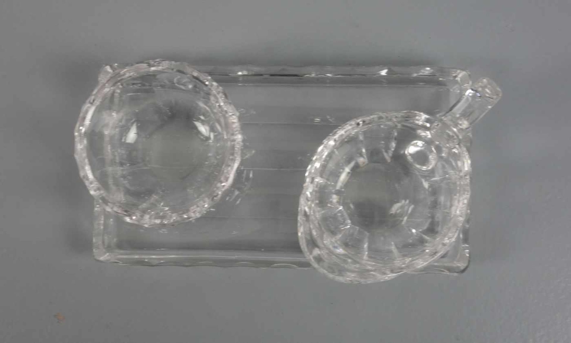 MILCHKÄNNCHEN UND ZUCKERSCHALE AUF TABLETT / creamer an cugarbowl on a tray, Kristallglas mit - Bild 2 aus 4