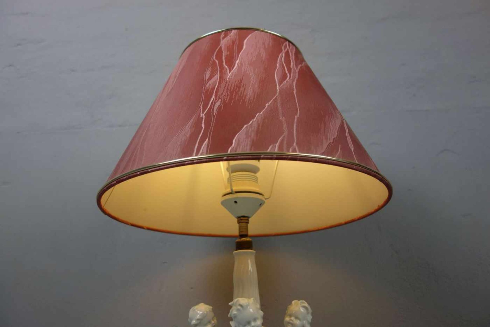 FIGÜRLICHE LAMPE / TISCHLAMPE "DER REIGEN" / table lamp, Weissporzellan (ungemarkt), einflammig - Bild 2 aus 4