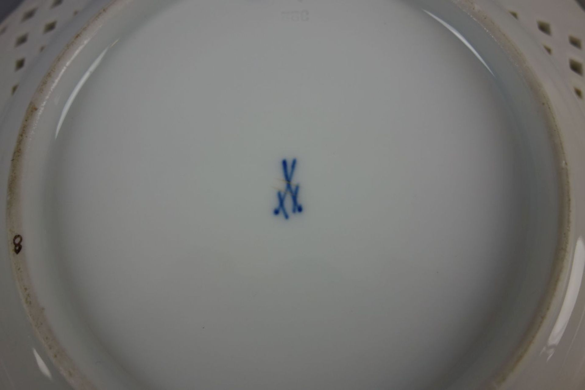 DURCHBRUCHTELLER / plate, Porzellan, Manufaktur Meißen, unterglasurblaue Knaufschwertermarke, - Image 3 of 4