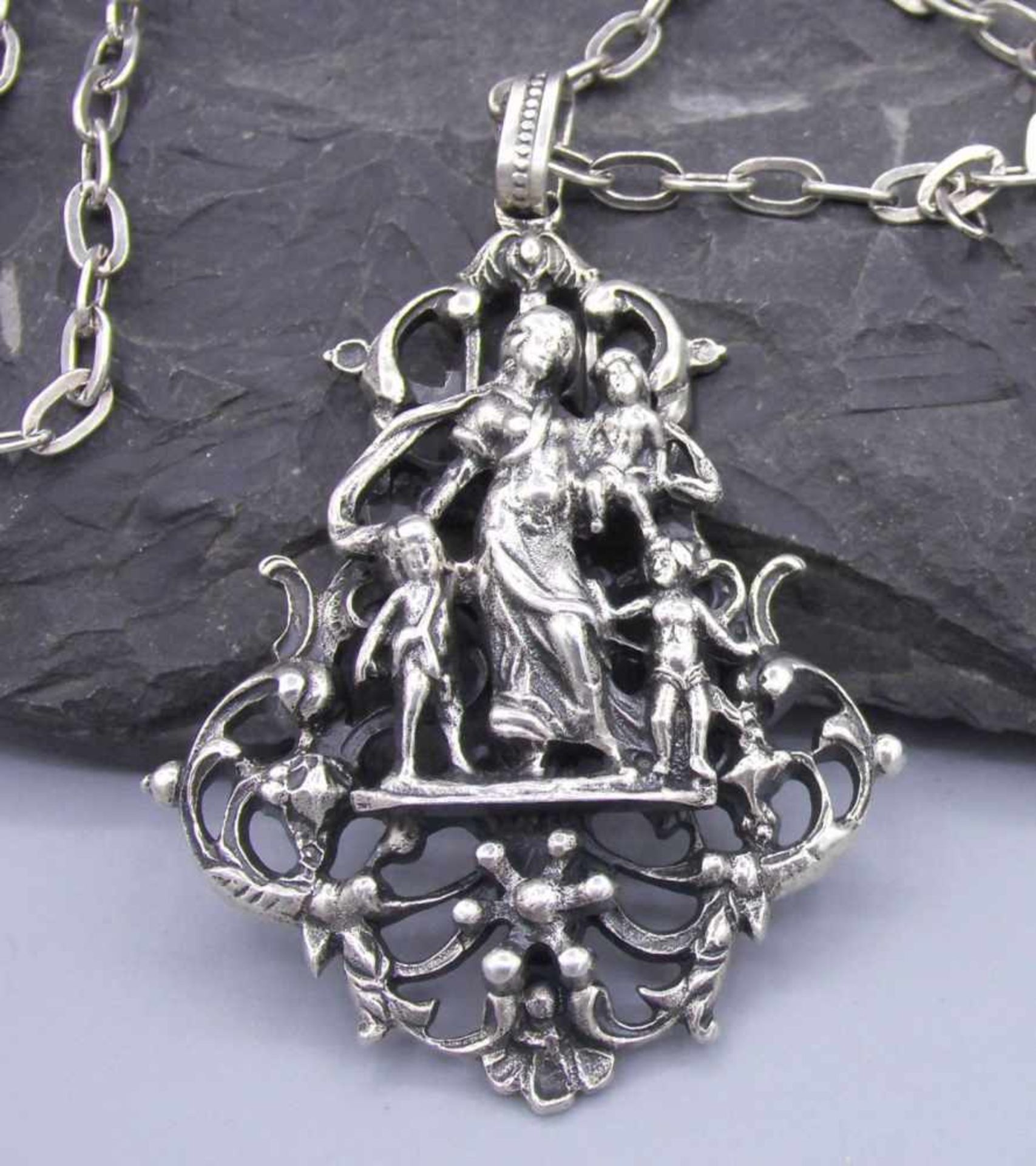 FIGÜRLICHER ANHÄNGER an Kette / pendant and necklace: "Frau mit Kindern", 800er Silber (insgesamt - Image 2 of 4