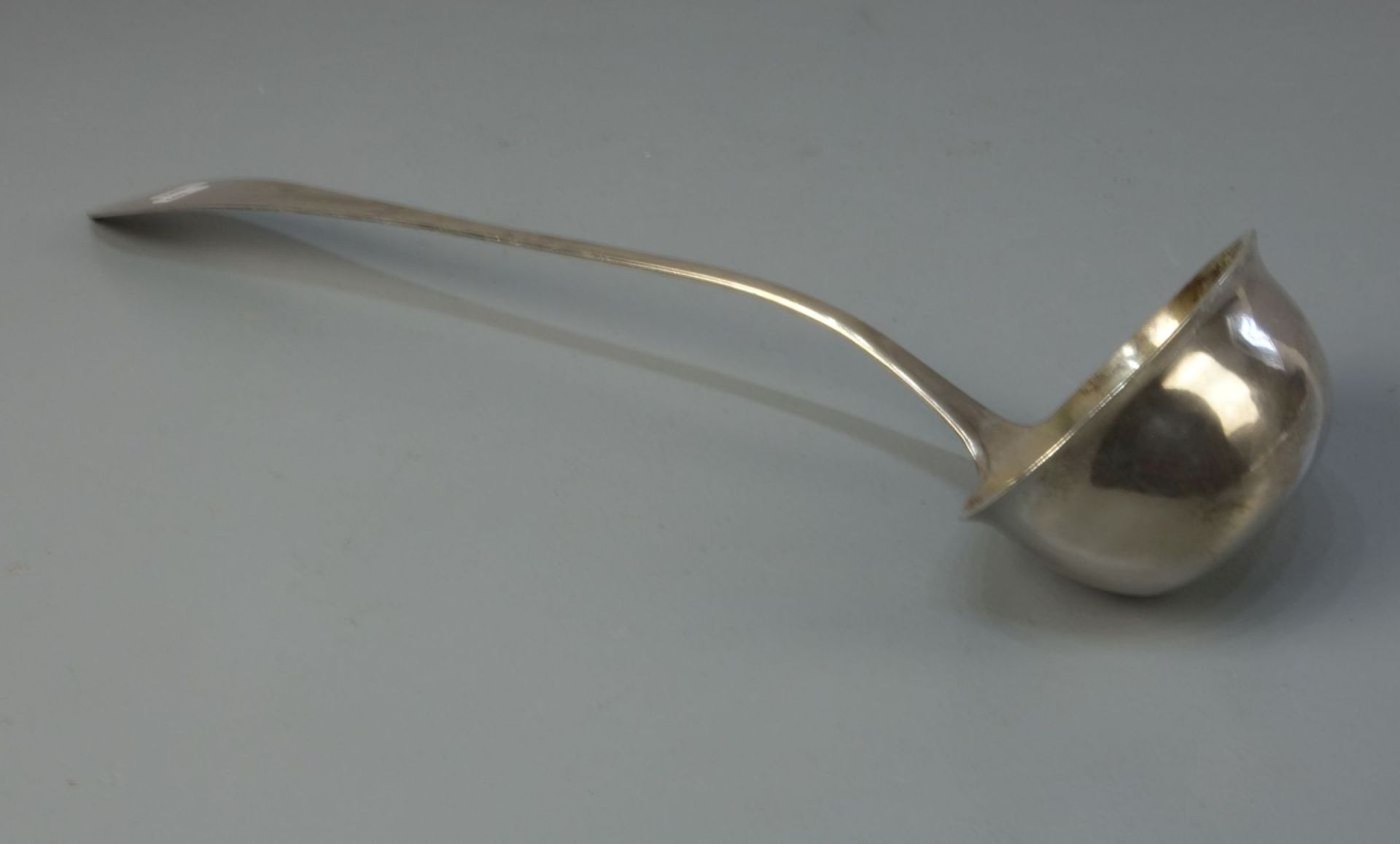 VOREGEBESTECK: SCHÖPFKELLE / SUPPENKELLE / silver soup ladle, 2. H. 19. Jh., 13-lötiges Silber ( - Bild 2 aus 4